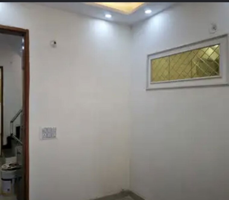 Room, sector 15 6 Bedroom 500 Sq.Yd. Independent House In Sector 15 Faridabad 10369556
