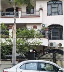 4 BHK + Pooja Room,Servant Room,Study Room,Extra Room,Basement,Store Room Independent House For Sale in Sector 8