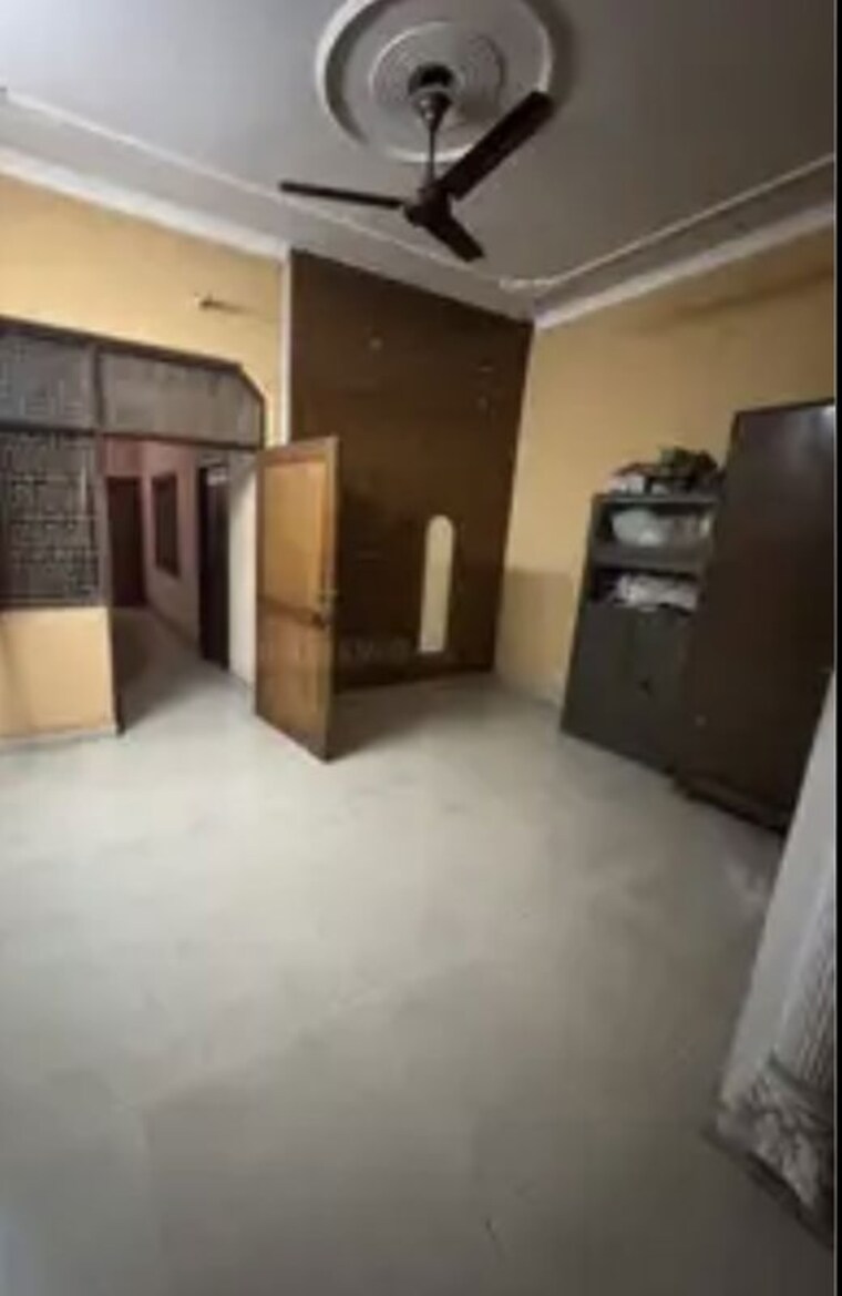 Room, sector 8 4 Bedroom 250 Sq.Yd. Independent House In Sector 8 Faridabad 10369574