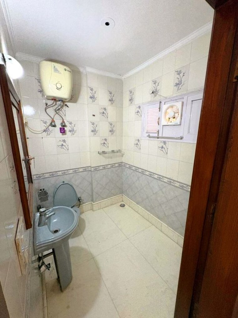 Attached Bathroom, greater kailash i 3 Bedroom 2700 Sq.Ft. Builder Floor In Greater Kailash I Delhi 10369884