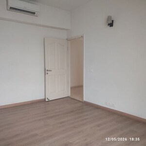 Room in 4 BHK Apartment at Pioneer Park Presidia, Sector 62 – for Rent
