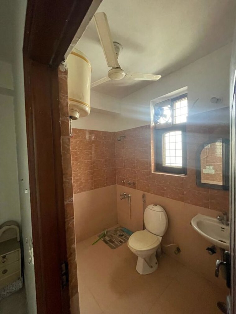 Bathroom, ansal-plaza-sector-23 2 Bedroom 1500 Sq.Ft. Builder Floor In Sector 23 Gurgaon 10370034