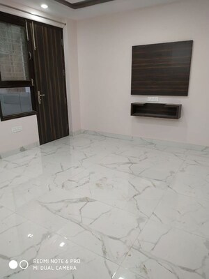 Room in 3 BHK Apartment at DLF Beverly Park I, Sector 28 – for Sale