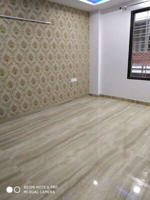Room in 3 BHK Apartment at DLF Beverly Park I, Sector 28 – for Sale
