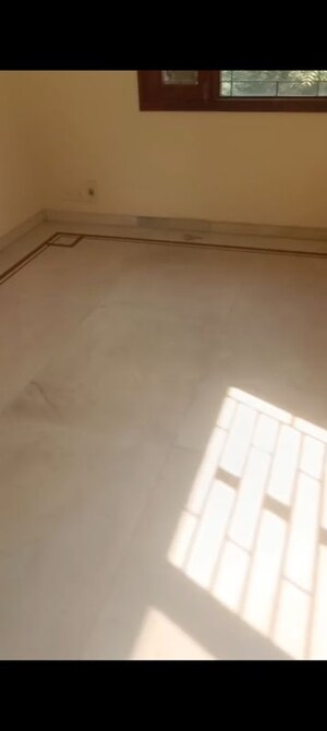 Room in 3 BHK Builder Floor at Palam Vihar Residents Association, Palam Vihar – for Rent
