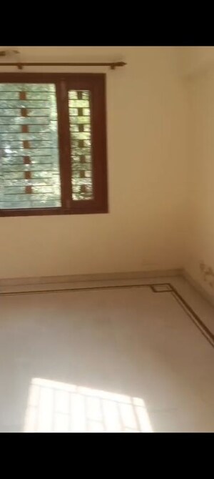 Room in 3 BHK Builder Floor at Palam Vihar Residents Association, Palam Vihar – for Rent