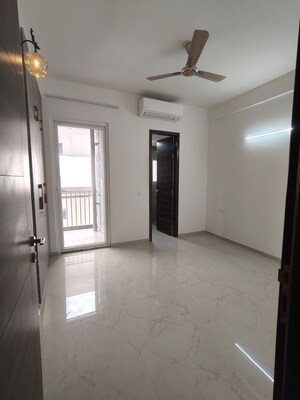 Room in 3 BHK Builder Floor at Smart World Orchard, Sector 61 – for Rent
