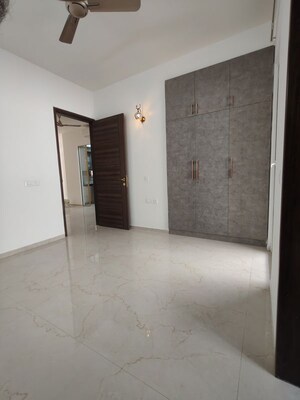 Room in 3 BHK Builder Floor at Smart World Orchard, Sector 61 – for Rent