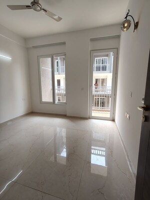 Room in 3 BHK Builder Floor at Smart World Orchard, Sector 61 – for Rent