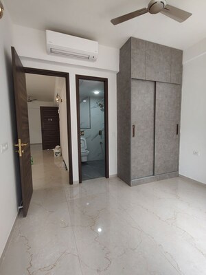 Room in 3 BHK Builder Floor at Smart World Orchard, Sector 61 – for Rent