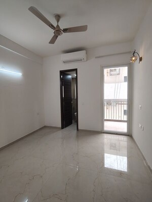 Room in 3 BHK Builder Floor at Smart World Orchard, Sector 61 – for Rent