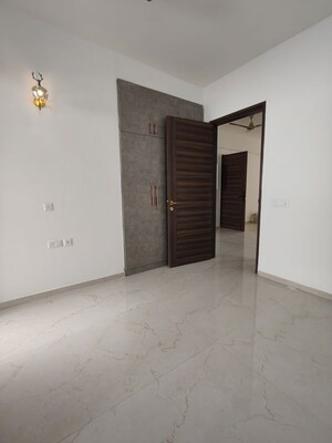 Room in 3 BHK Builder Floor at Smart World Orchard, Sector 61 – for Rent