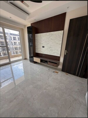 Room in 3 BHK Builder Floor at Smart World Orchard, Sector 61 – for Rent