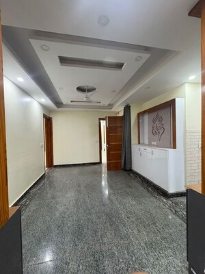 Room in 3 BHK Builder Floor at Sector 38 – for Rent