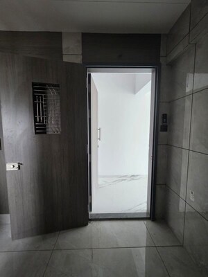 Room in 3 BHK Apartment at H Rishabraj Serenity Decks, Goregaon East – for Rent