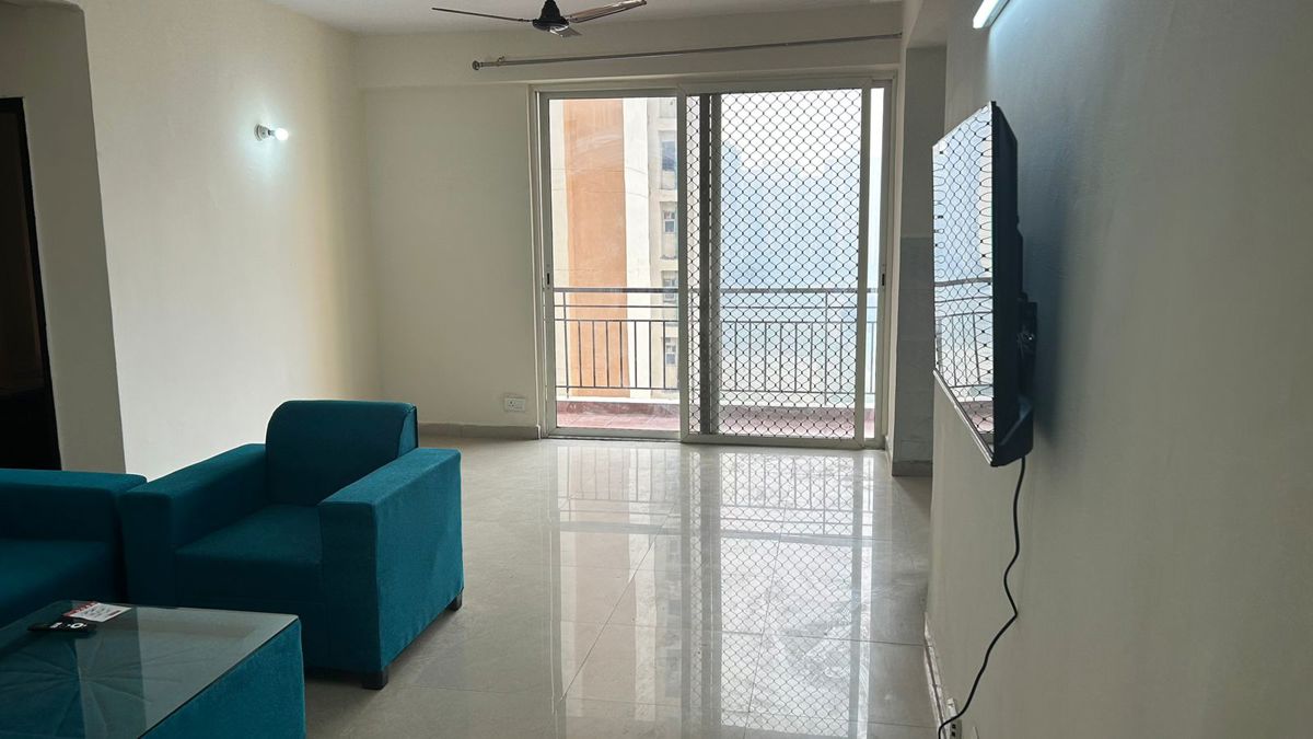 3.5 BHK + Servant Room Apartment For Rent in Aims Golf City