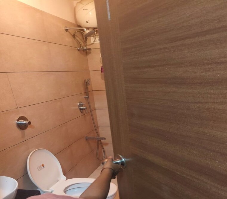 Bathroom, dadar east 2 Bedroom 750 Sq.Ft. Apartment In Dadar East Mumbai 10370382