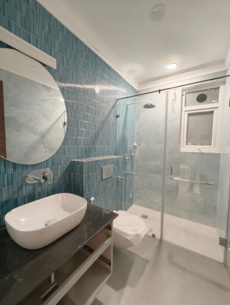 Bathroom, chittaranjan park 3 Bedroom 160 Sq.Yd. Builder Floor In Chittaranjan Park Delhi 10370375