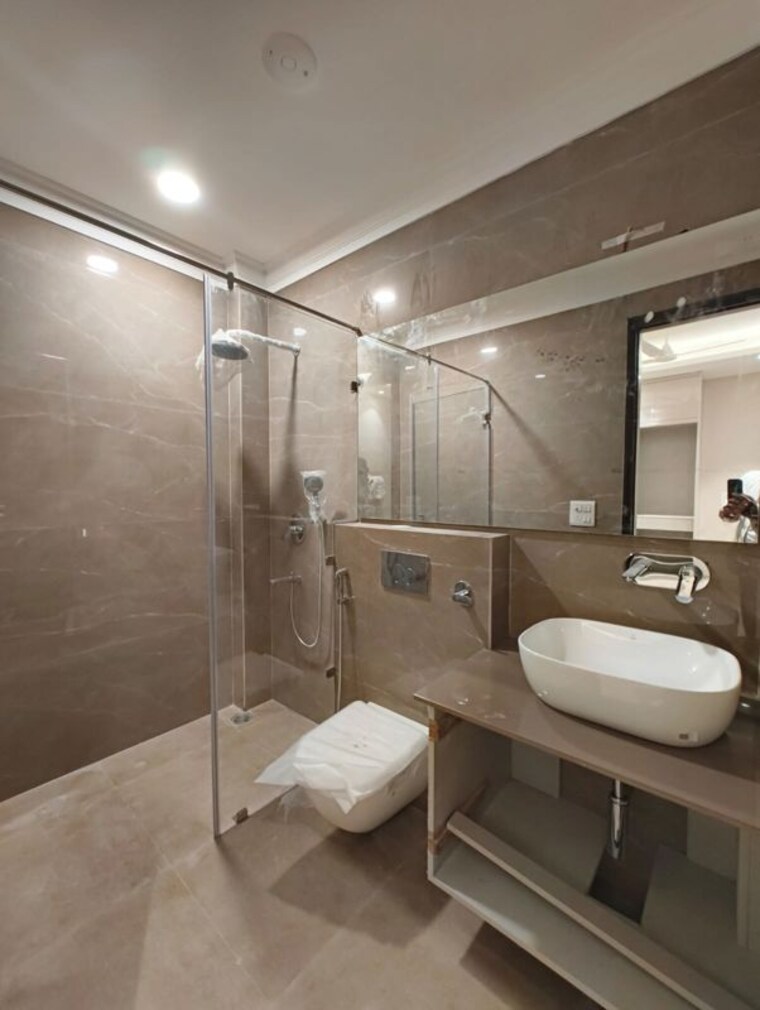 Bathroom, chittaranjan park 3 Bedroom 160 Sq.Yd. Builder Floor In Chittaranjan Park Delhi 10370375