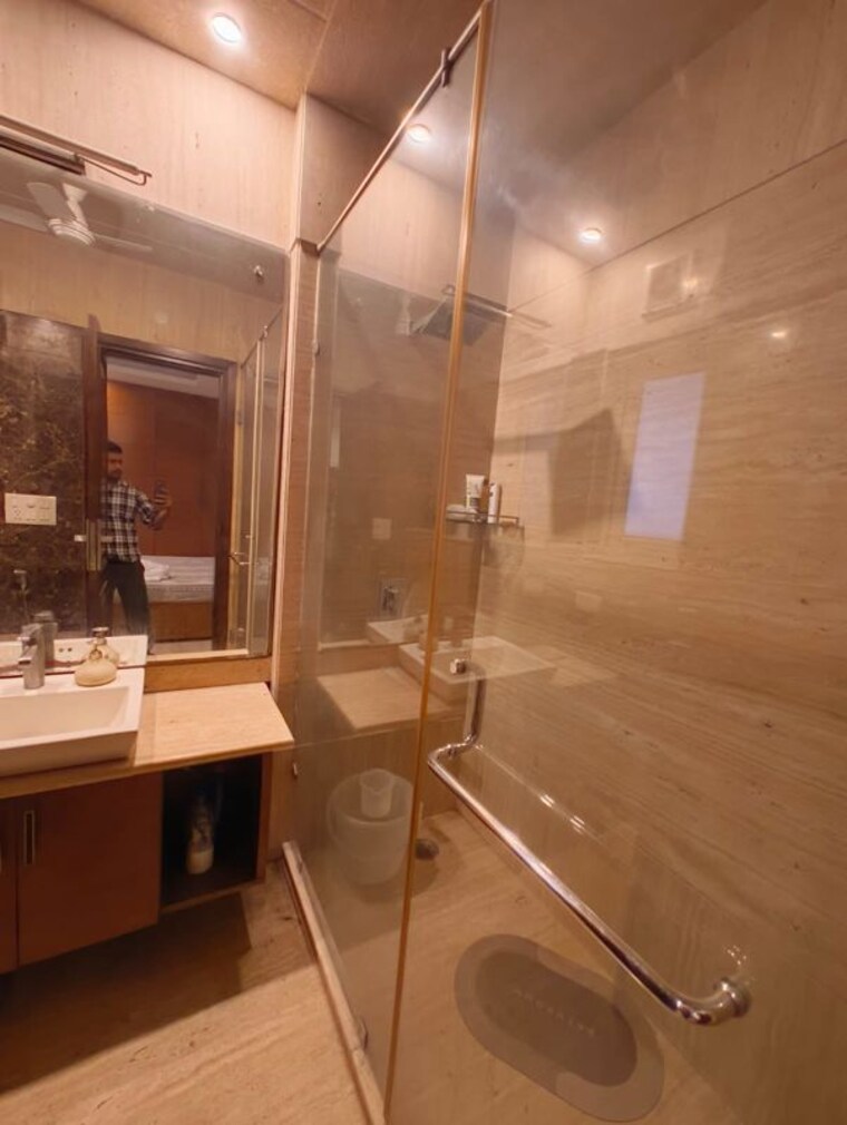 Bathroom, chittaranjan park 3 Bedroom 233 Sq.Yd. Builder Floor In Chittaranjan Park Delhi 10370398