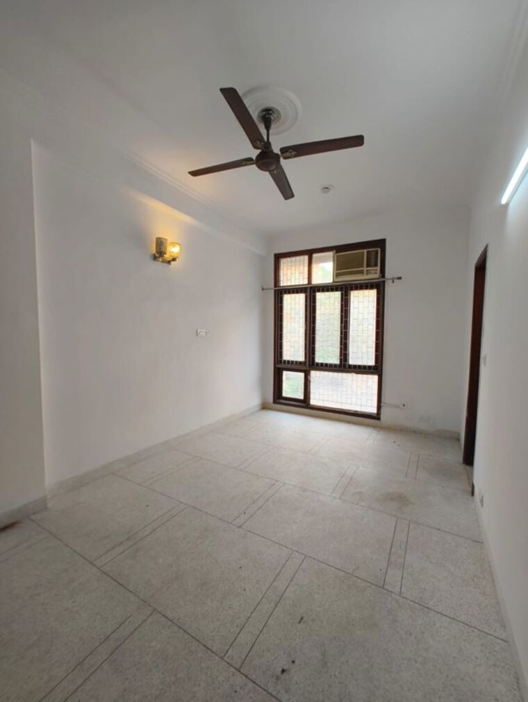 Room, kalkaji 3 Bedroom 200 Sq.Yd. Builder Floor In Kalkaji Delhi 10370430