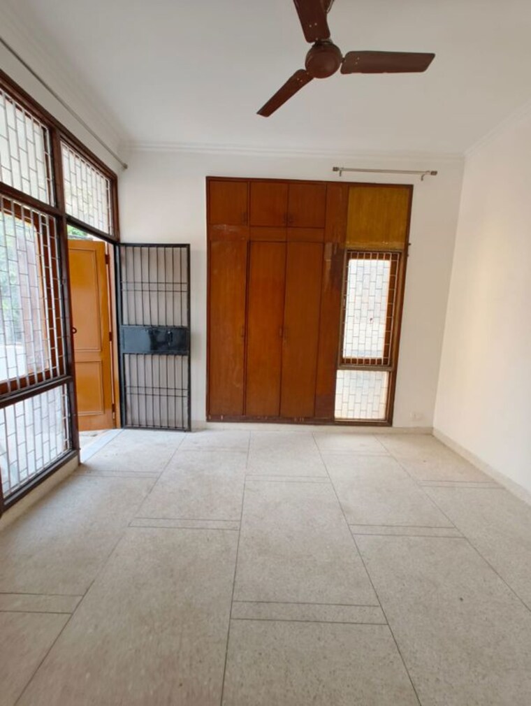 Room, kalkaji 3 Bedroom 200 Sq.Yd. Builder Floor In Kalkaji Delhi 10370430