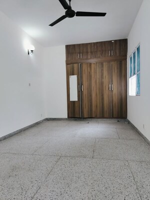 Room in 3 BHK Apartment at Vasant Kunj – for Rent