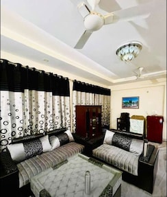 3 BHK Builder Floor For Rent in Sector 49