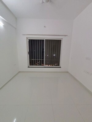 Room in 2 BHK Apartment at Runwal The Central Park, Chinchwad – for Rent