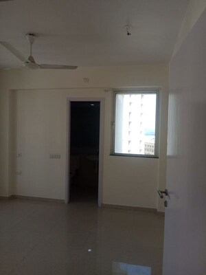 Room in 2 BHK Apartment at Blue Bell Hiranandani Estate, Ghodbunder Road – for Rent