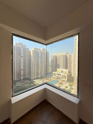 Room in 4 BHK Apartment at Rishita Manhattan, Gomti Nagar – for Sale