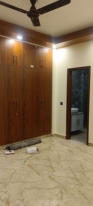 Room in 4 BHK Builder Floor at New Friends Colony – for Rent