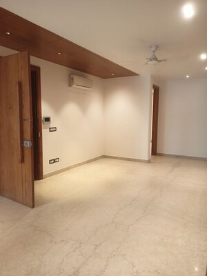 Room in 4 BHK Builder Floor at DLF City Phase IV, Dlf Phase iv – for Rent