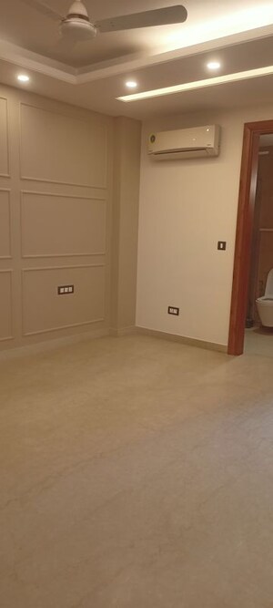 Room in 4 BHK Builder Floor at DLF City Phase IV, Dlf Phase iv – for Rent