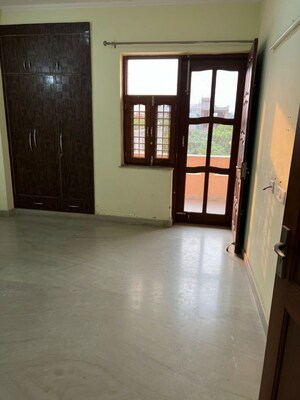 Room in 2 BHK Builder Floor at Sector 38 – for Rent