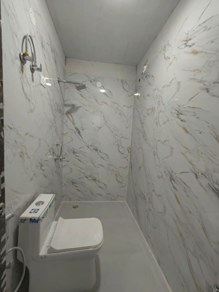 Bathroom, kalkaji 3 Bedroom 200 Sq.Yd. Builder Floor In Kalkaji Delhi 10370597