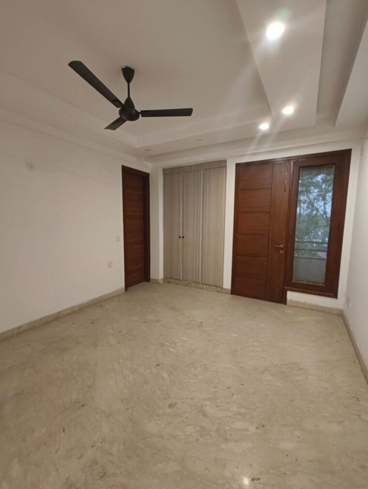 Room, nehru enclave 4 Bedroom 433 Sq.Yd. Builder Floor In Nehru Enclave Delhi 10370658