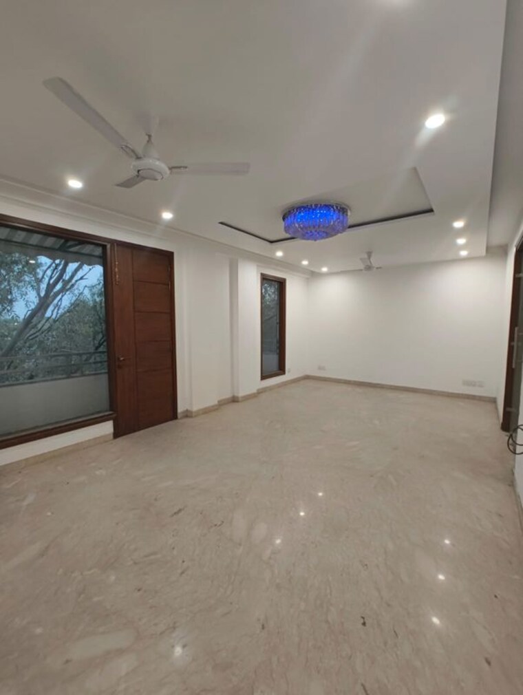Room, nehru enclave 4 Bedroom 433 Sq.Yd. Builder Floor In Nehru Enclave Delhi 10370658