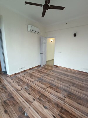 Room in 3 BHK Apartment at Jaypee Green Pavillion Heights, Sector 128 – for Rent