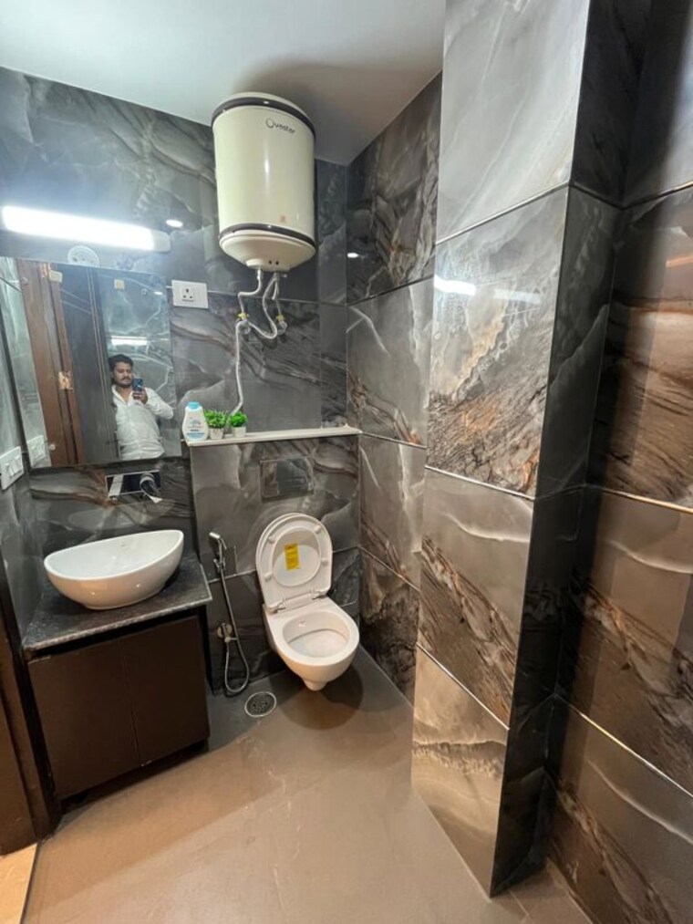 Bathroom, chattarpur 3 Bedroom 140 Sq.Yd. Apartment In Chattarpur Delhi 10370767
