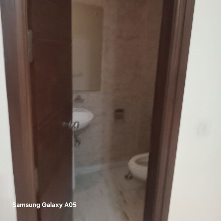 Bathroom, greater kailash ii 4 Bedroom 250 Sq.Yd. Builder Floor In Greater Kailash ii Delhi 10370774