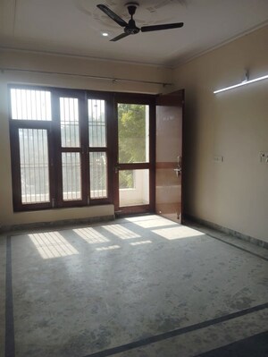Room in 3 BHK Builder Floor at Sector 105 – for Rent