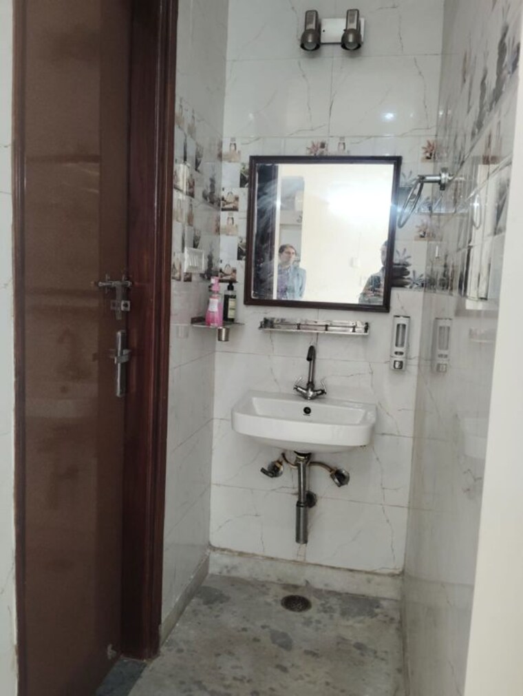 Bathroom, sector 105 3 Bedroom 250 Sq.Mt. Builder Floor In Sector 105 Noida 10370777