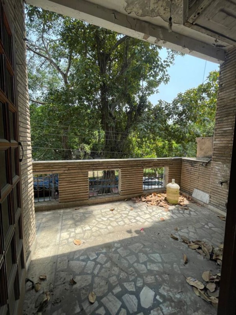Balcony, ashok vihar 3 Bedroom 125 Sq.Yd. Builder Floor In Ashok Vihar Delhi 10370785