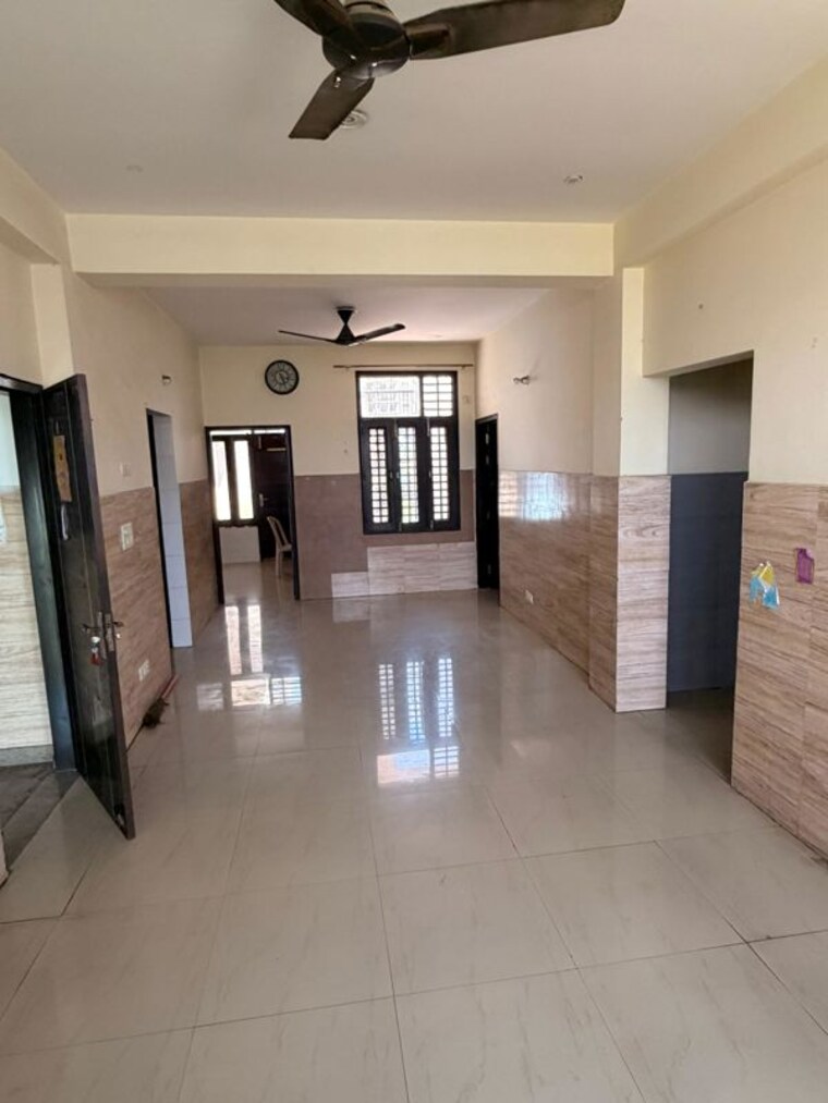 Living Room, sector 105 3 Bedroom 262 Sq.Mt. Builder Floor In Sector 105 Noida 10370789