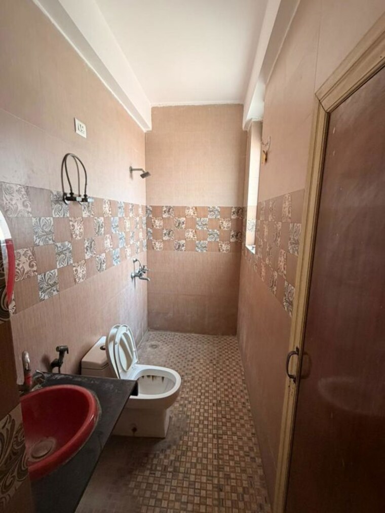 Bathroom, sector 105 3 Bedroom 262 Sq.Mt. Builder Floor In Sector 105 Noida 10370789