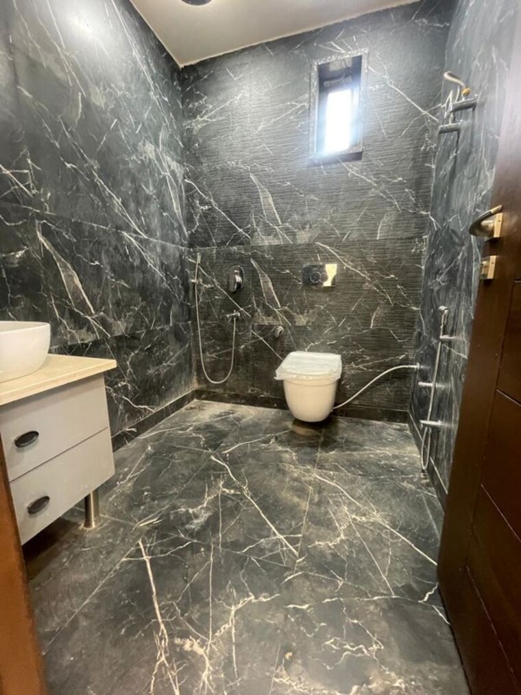 Bathroom, ashok vihar 3 Bedroom 150 Sq.Yd. Builder Floor In Ashok Vihar Delhi 10370805