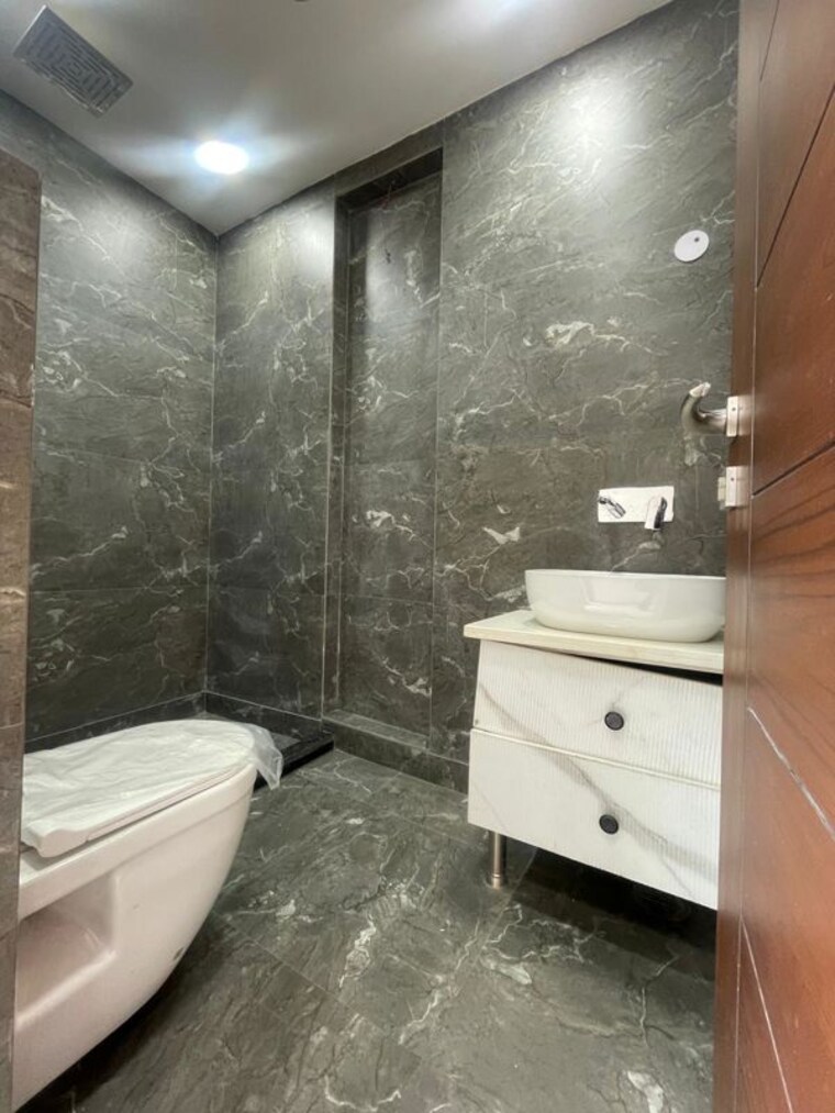 Bathroom, ashok vihar 3 Bedroom 150 Sq.Yd. Builder Floor In Ashok Vihar Delhi 10370805