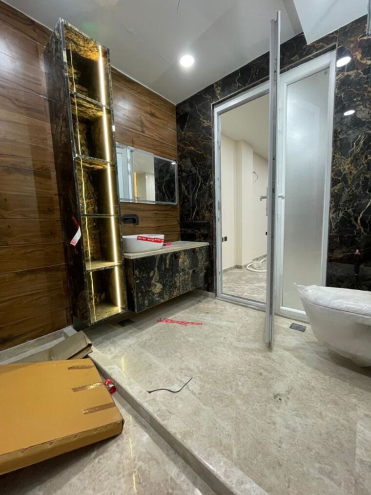  Parking, ashok vihar 4 Bedroom 300 Sq.Yd. Builder Floor In Ashok Vihar Delhi 10370844