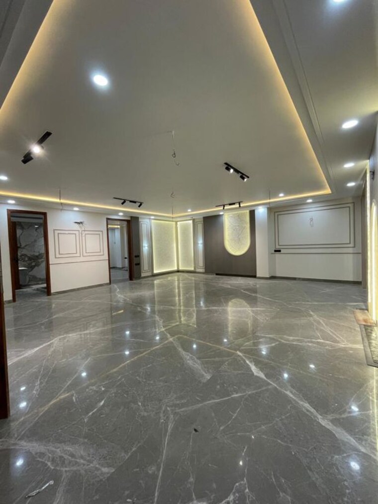 Room, ashok vihar 4 Bedroom 300 Sq.Yd. Builder Floor In Ashok Vihar Delhi 10370844